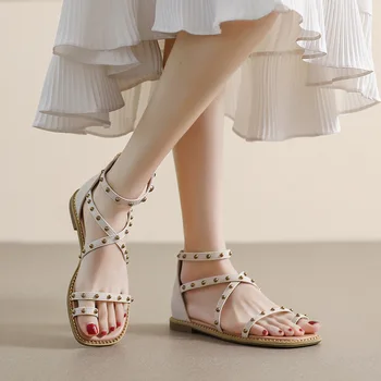 Дамски сандали с нитове, Новост 2023 г., Летните Римски сандали за жени на равна подметка, Дамски Плажни обувки с цип, по-големи Размери 34-43