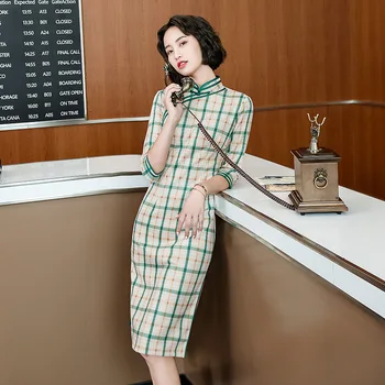 Замшевый зелен Чонсам средна дължина на литературен клетка със средния ръкав, свежо китайското традиционно вечерна рокля Ципао за жени