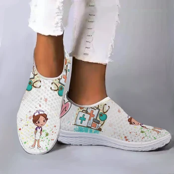 מותג עיצוב נשים לבן נעלי סיעוד חמוד קריקטורה אחות רופא רפואי הדפסת להחליק על ופרס רשת נעליים יומיומיות